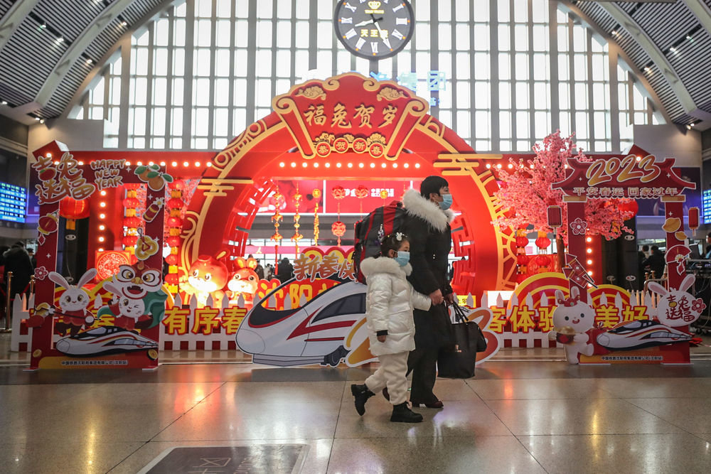 1月7日,旅客在瀋陽站候車大廳準備乘車.當日,2023年春運啟動.