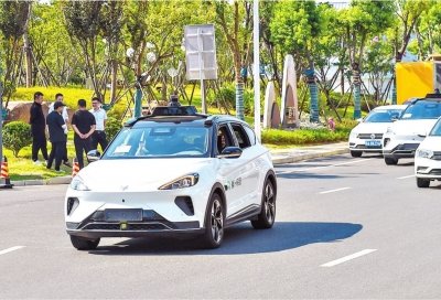 百度“萝卜快跑”无人自动驾驶车辆行驶在武汉街道。