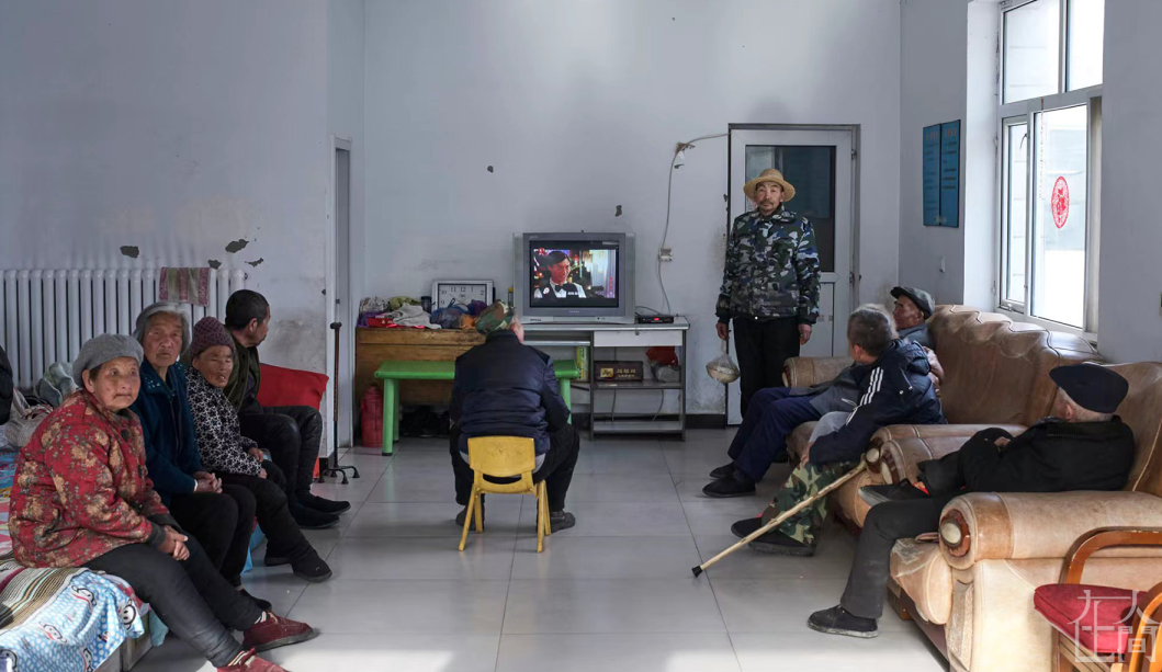 凤凰早报|身陷“婚房门”的副市长被免职!日本首相访美释放危险信号