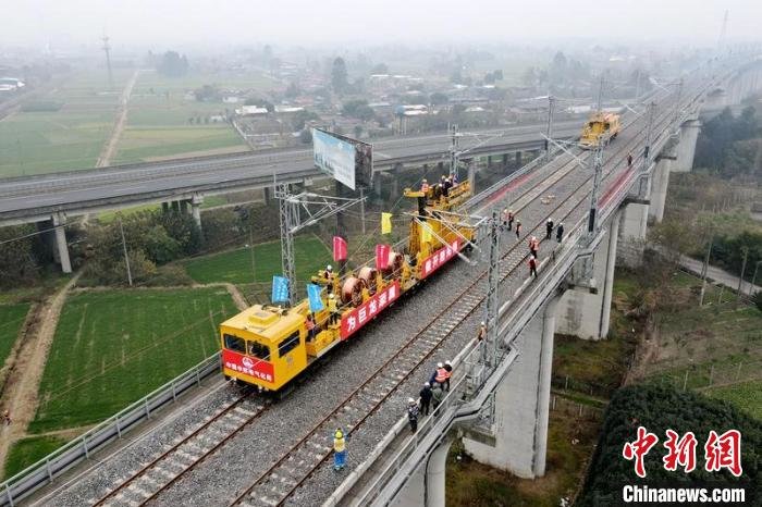成兰铁路成都至川主寺(黄胜关)段接触线架设现场。 成兰铁路公司供图