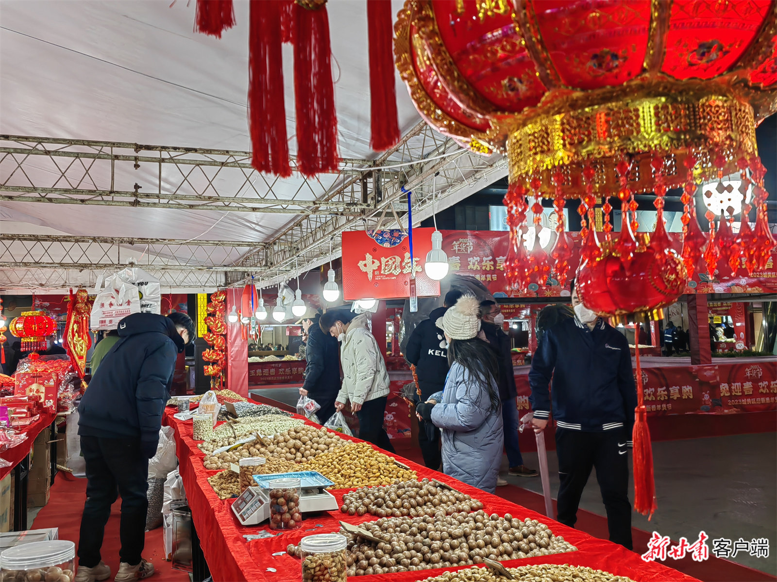 市民选购坚果