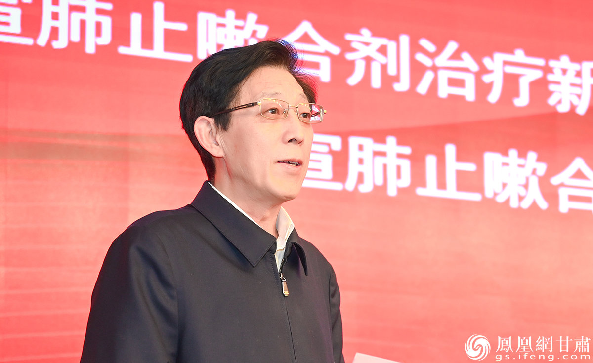 中华中医药学会副会长兼秘书长王国辰向课题和共识专家团队取得的成果表示祝贺（杨艺锴 摄）