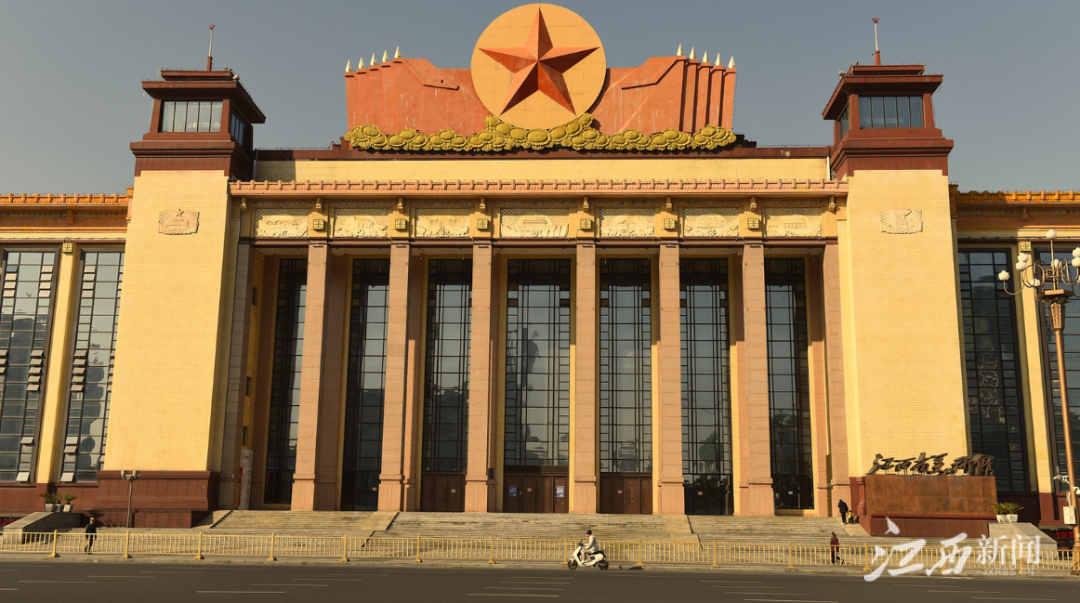 ▲江西省美术馆位于南昌市西湖区八一大道266号（八一大道西侧），系江西省文化和旅游厅直属公益性事业单位，主要承担美术展览、收藏、研究、教育、交流、服务等职能。