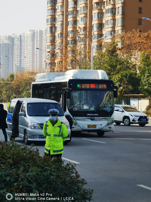 湖南湘潭一公交车撞上行人致1死1伤 市民：听到巨大刹车声凤凰网湖南 凤凰网