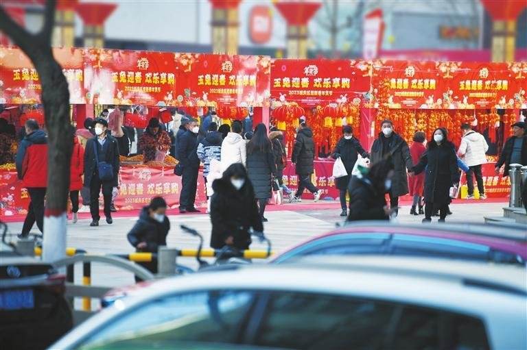 年货节上人潮涌动 奔流新闻&middot;兰州晨报记者 裴强 摄