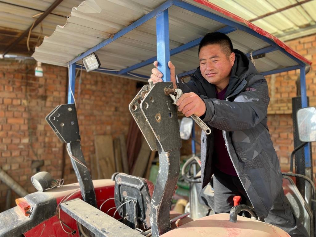 尹想成在检修挖药机 新华社记者 郭刚 摄