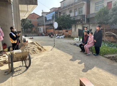 南昌县武阳镇为留守儿童免费拍摄全家福