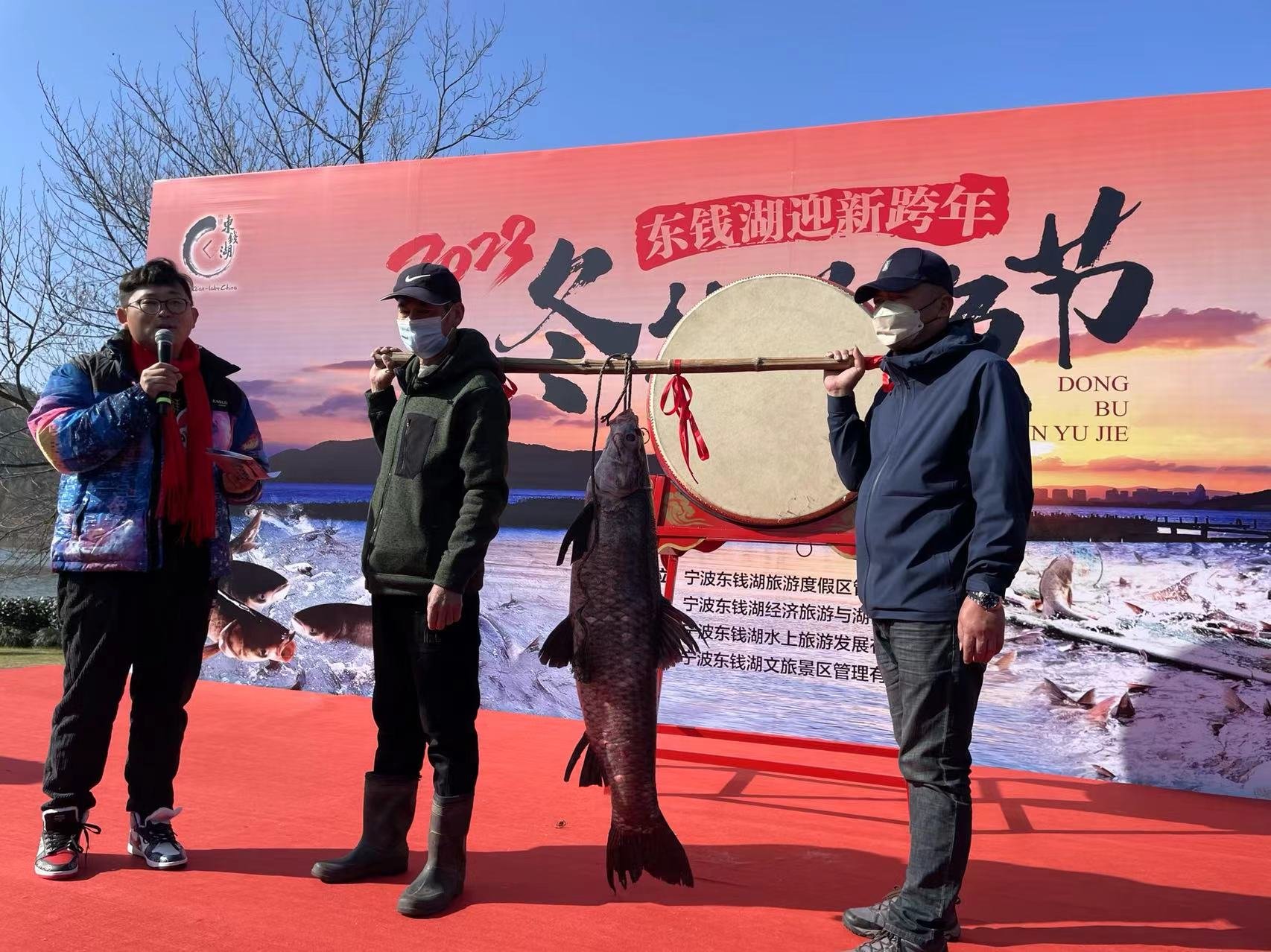 鱼跃人欢庆余年，山青水碧呈画卷 浙江最大淡水湖东钱湖冬捕起网