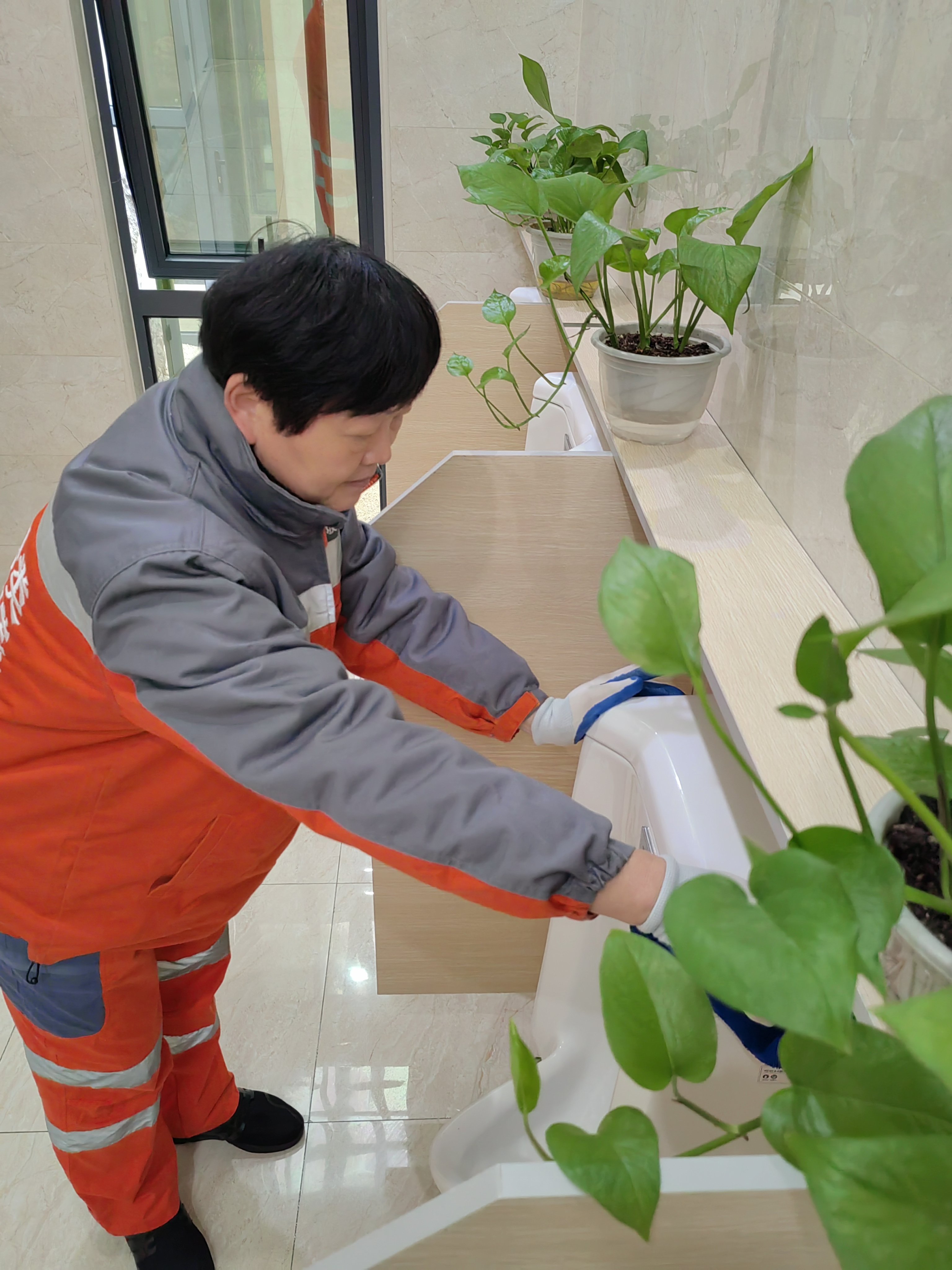 江北区开展“市容环境大扫除,干干净净迎新春”活动