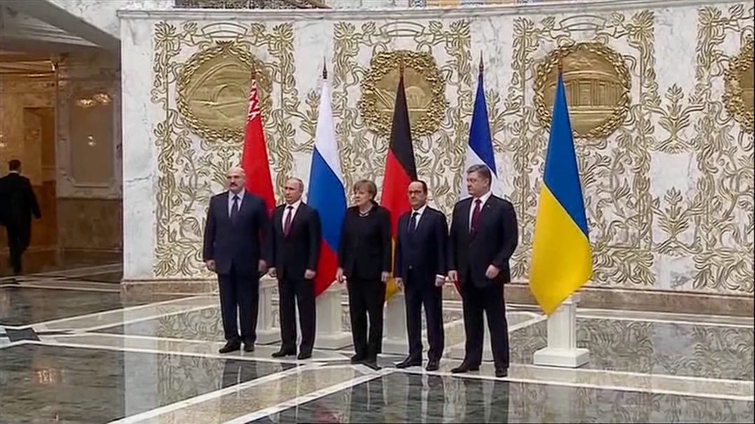 2015年俄乌法德四国领导人在何种背景下，达成第二次《明斯克协议》？