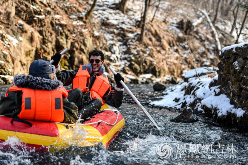 游客在露水河长白山狩猎度假区体验冬季漂流。凤凰网吉林 梁琪佳 摄