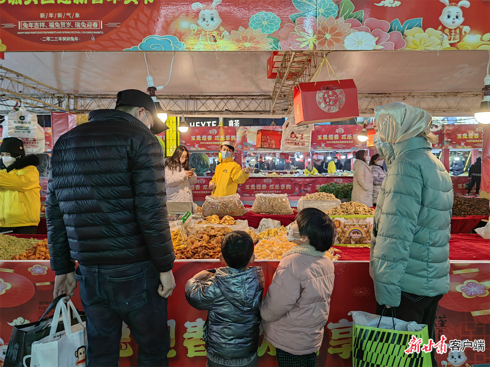市民带着孩子选购年货