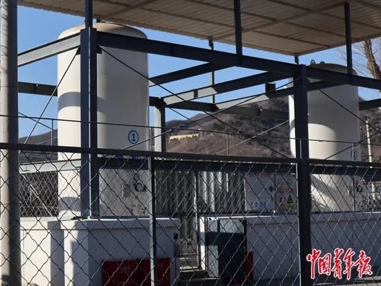 北京老年医院液氧站里,两个容积为5立方米的液氧罐。