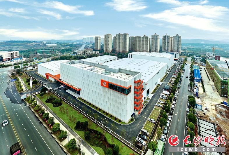 位于雨花经开区的申亿精密高端装备零部件智能制造工厂项目,2021年底启动建设,2022年10月建成投产,成功攻克关键技术,为全球最大吨位履带起重机等“大国重器”提供了精密紧固连接件的首选方案。长沙晚报全媒体记者 陈飞 摄