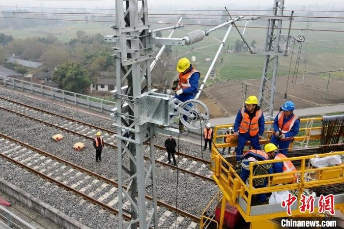 四川成都至甘肃兰州铁路成都至川主寺段全线接触线开始架设