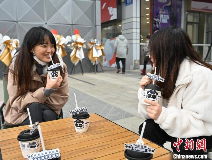 市民在咖啡店尝鲜打卡。　安源 摄