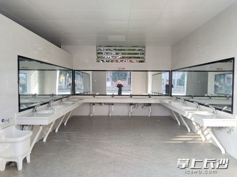 靖港中学厕所外新建了洗手台,便于学生如厕后洗手。均为受访者供图