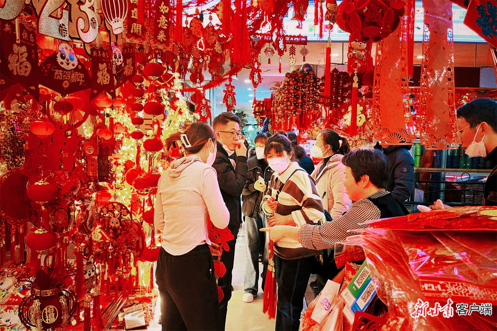 市民选购年俗饰品