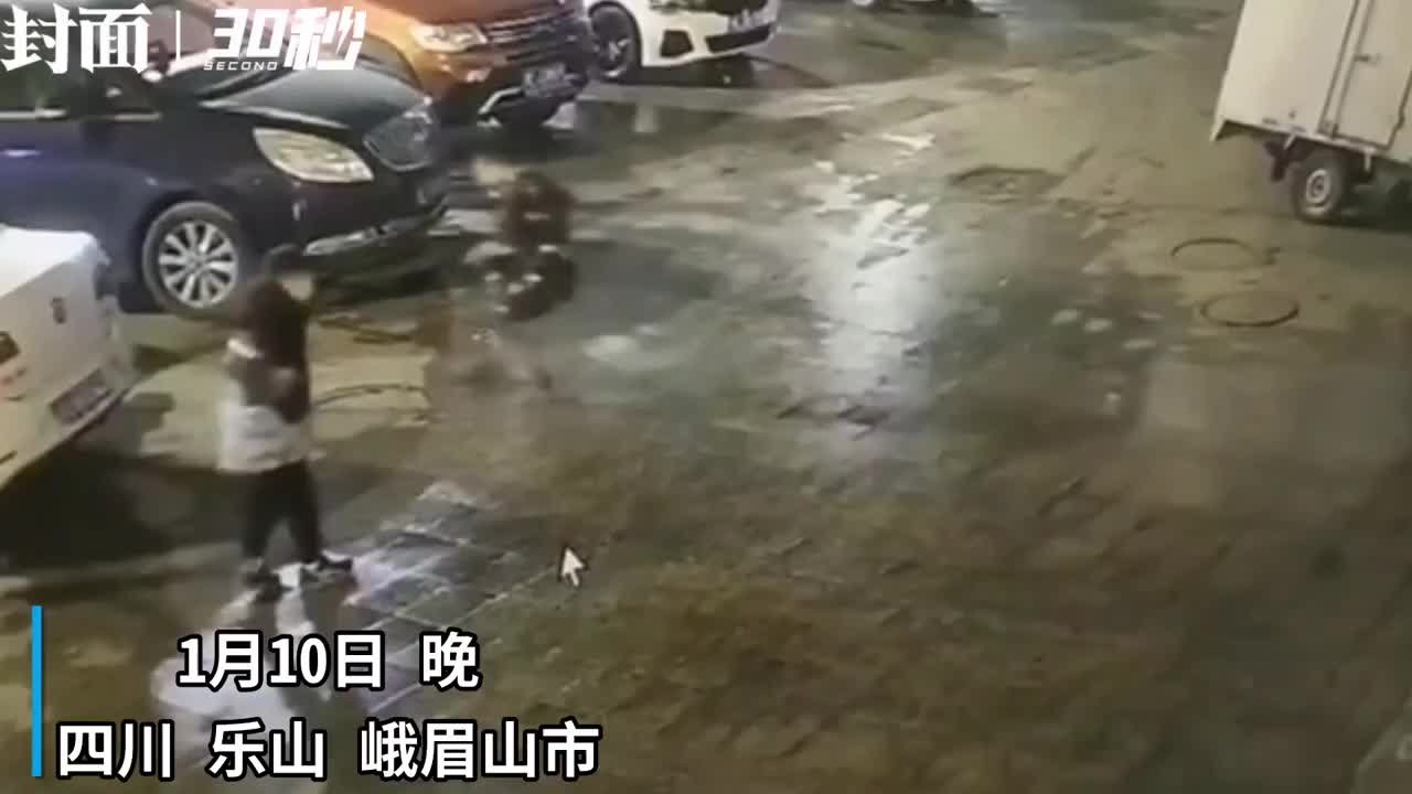 30秒｜四川乐山两小孩往下水道扔鞭炮 瞬间引燃下水道内气体炸飞井盖