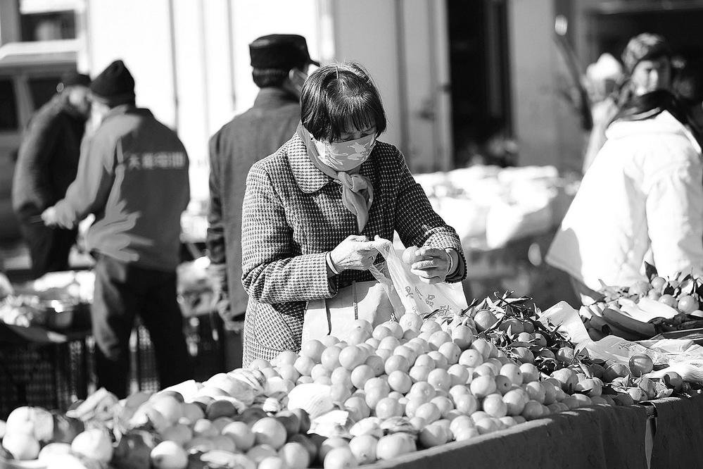 1月6日,嘉峪关市新城镇迎来兔年新春大集,当地群众赶集置办年货,喜迎新春。新甘肃·甘肃经济日报通讯员 马玉福 摄