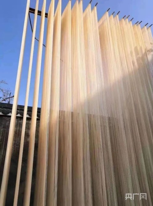 正在晾晒的手工挂面（央广网发 陇南市委宣传部 供图）