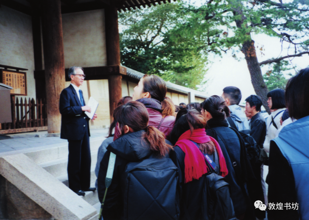东山健吾先生带领学生考察奈良寺院(1998年)