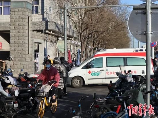 2022年12月30日上午,首都医科大学宣武医院门口,救护车在等待进院。