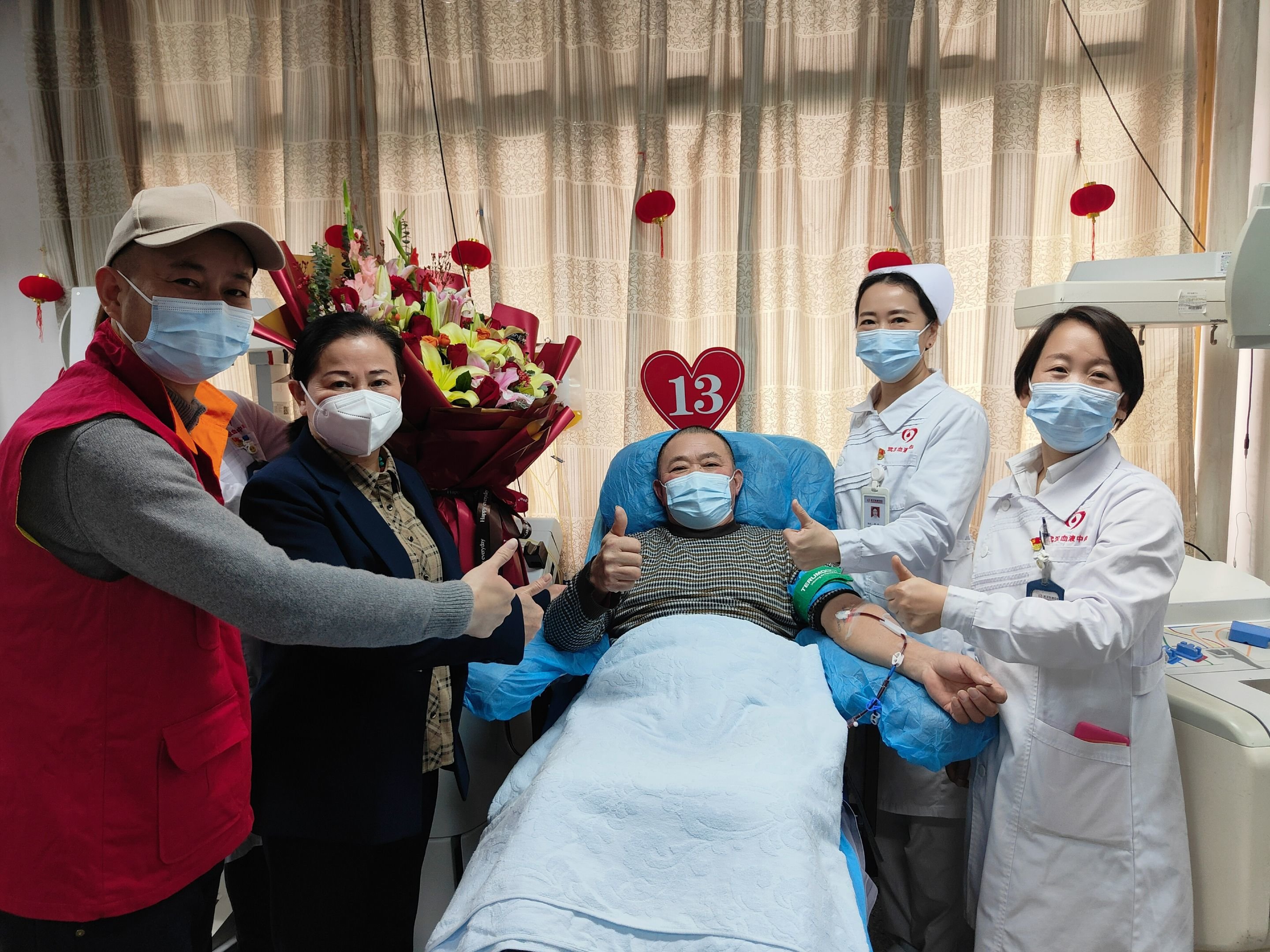 成分献血科业务督导陈涵薇、副主任谢松丽、谢晋及秦义无偿成分献血感召队队长秦义为李光明送上祝福。肖莉娇 摄