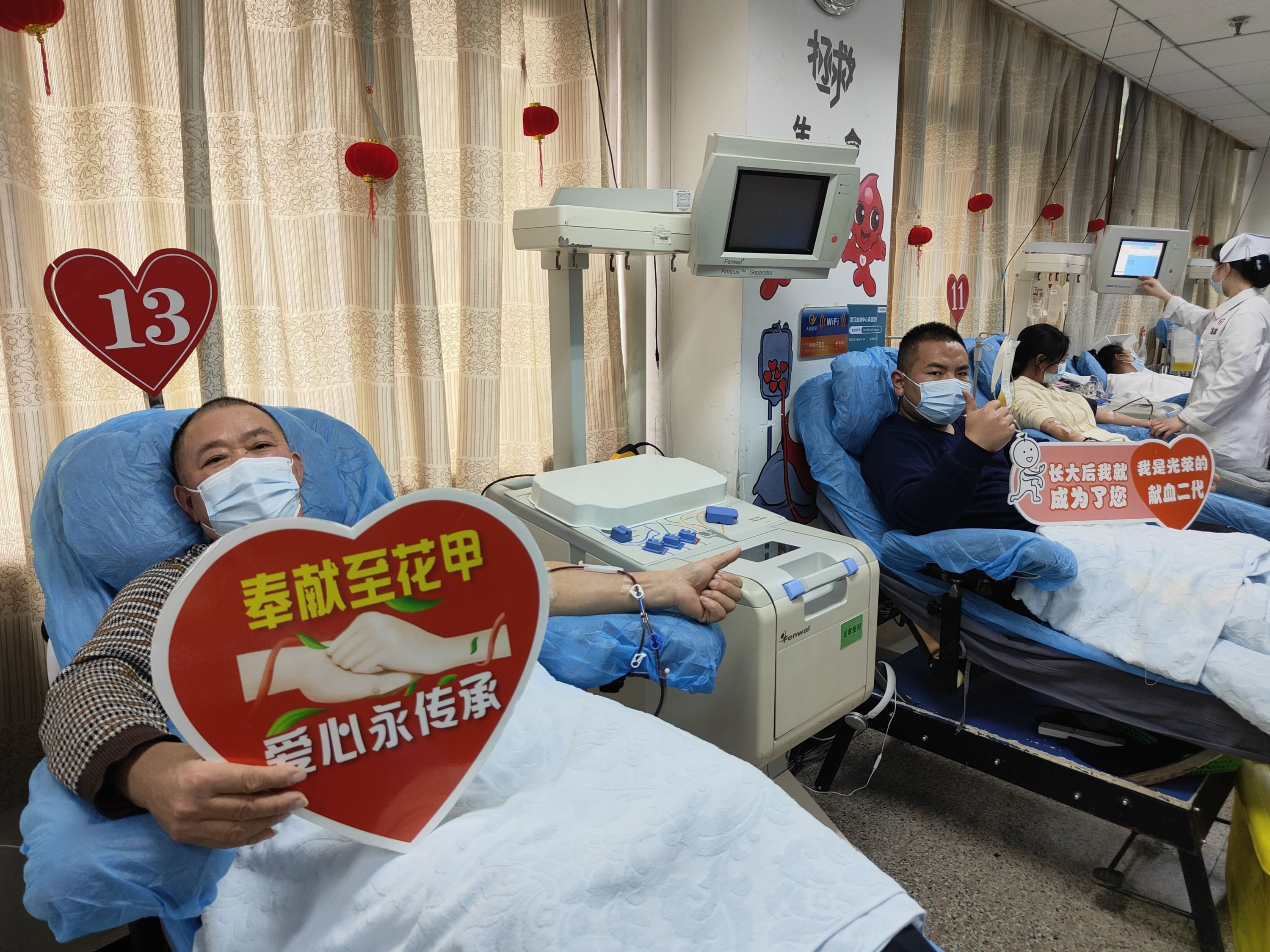 李光明（左）与王易成（右）献血。肖莉娇 摄
