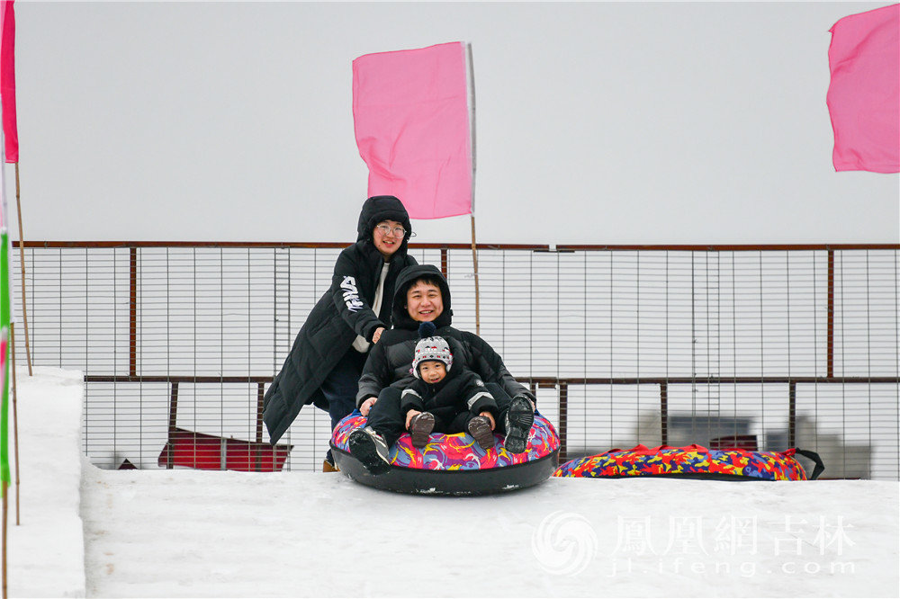 游客在冬季农博会上畅玩冰雪。凤凰网吉林 梁琪佳摄