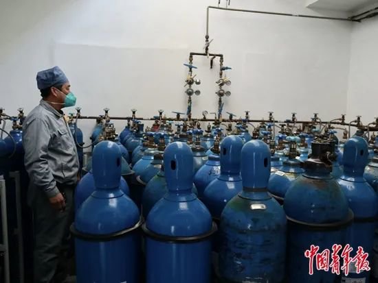 2022年12月28日上午,北京老年医院氧气站工作人员正在巡查氧气钢瓶。
