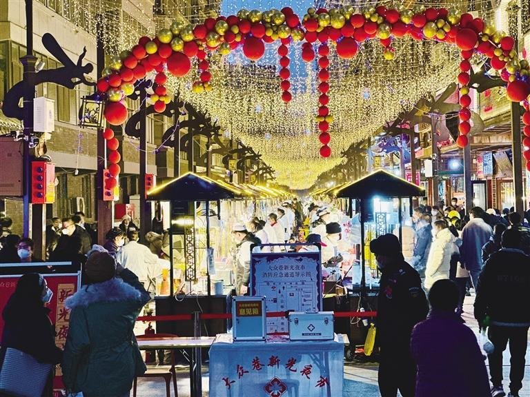 随着春节脚步的临近,位于城关区大众巷的新光夜市人气火爆,不少市民在这里寻味美食,在味蕾与烟火气的碰撞之中感受城市的年味。兰州日报社全媒体记者 颜娜 摄