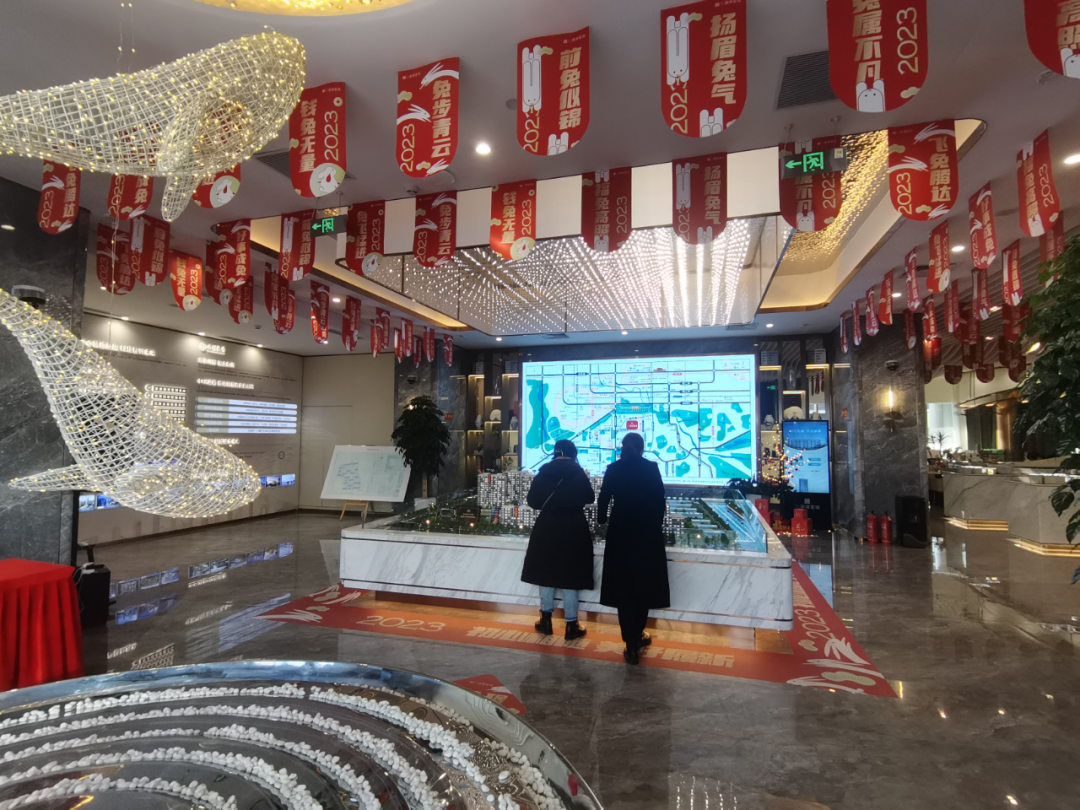 “这个月KPI不愁了！”媒体实探北京楼市：售楼处人快坐满了