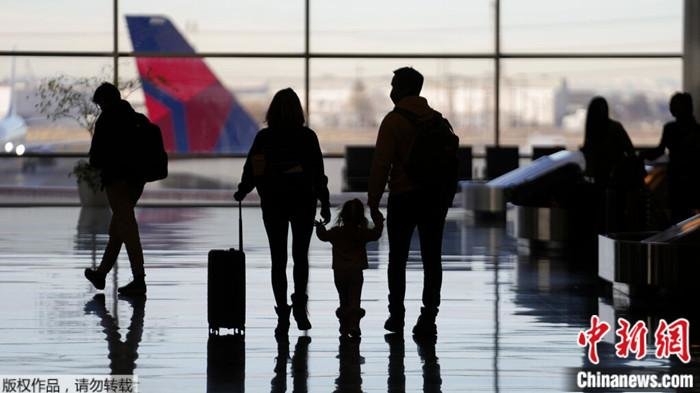 2023年1月11日，美国联邦航空管理局(FAA)系统出现故障，一度暂停美国境内航班起飞。图为盐湖城国际机场的旅客。