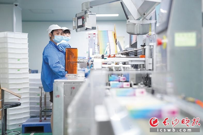 位于浏阳经开区的九典制药是一家上市医药企业,其高端制剂产业基地于2022年2月开工建设,并于当年12月建成投产。项目全面投产后,年产值可达60亿元,创利税将超8亿元。 长沙晚报全媒体记者 邓迪 摄