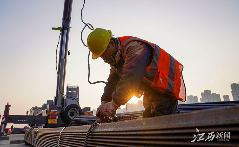 南昌洪州大桥建设繁忙 力争2024年6月竣工通车