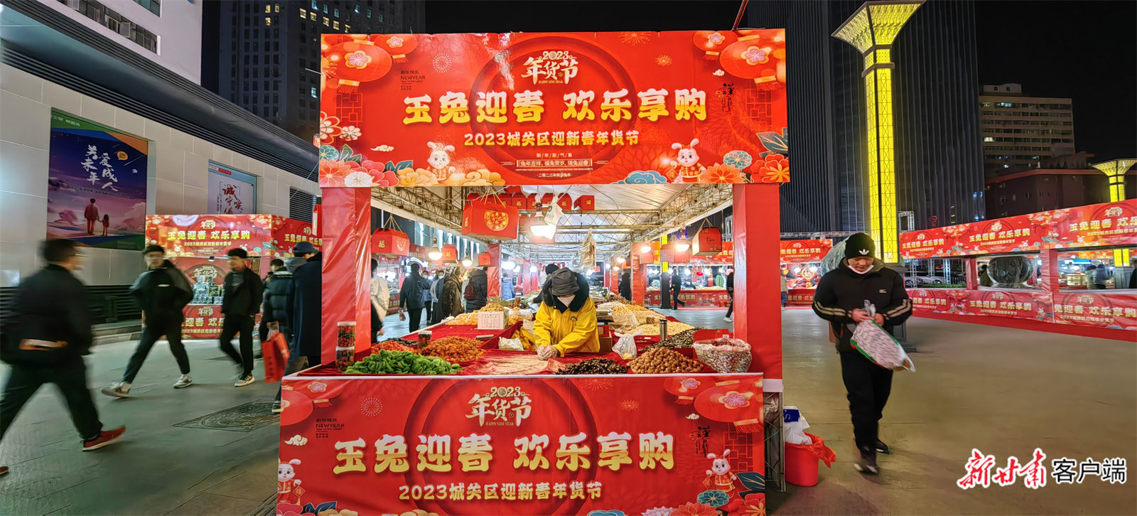 张掖路商业步行街，年货节吸引民众。