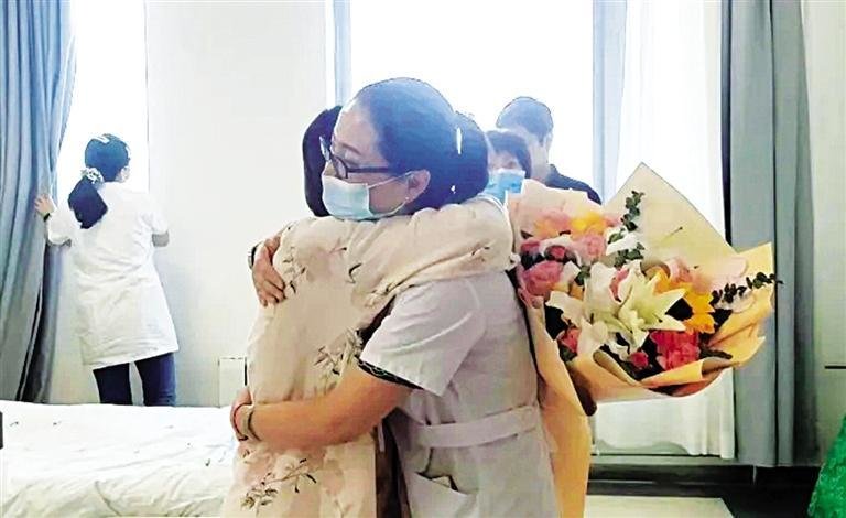 患者和医生拥抱庆贺 甘肃省中心医院供图