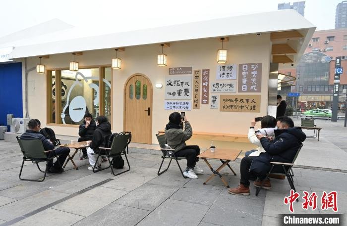 市民在咖啡店尝鲜打卡。　安源 摄