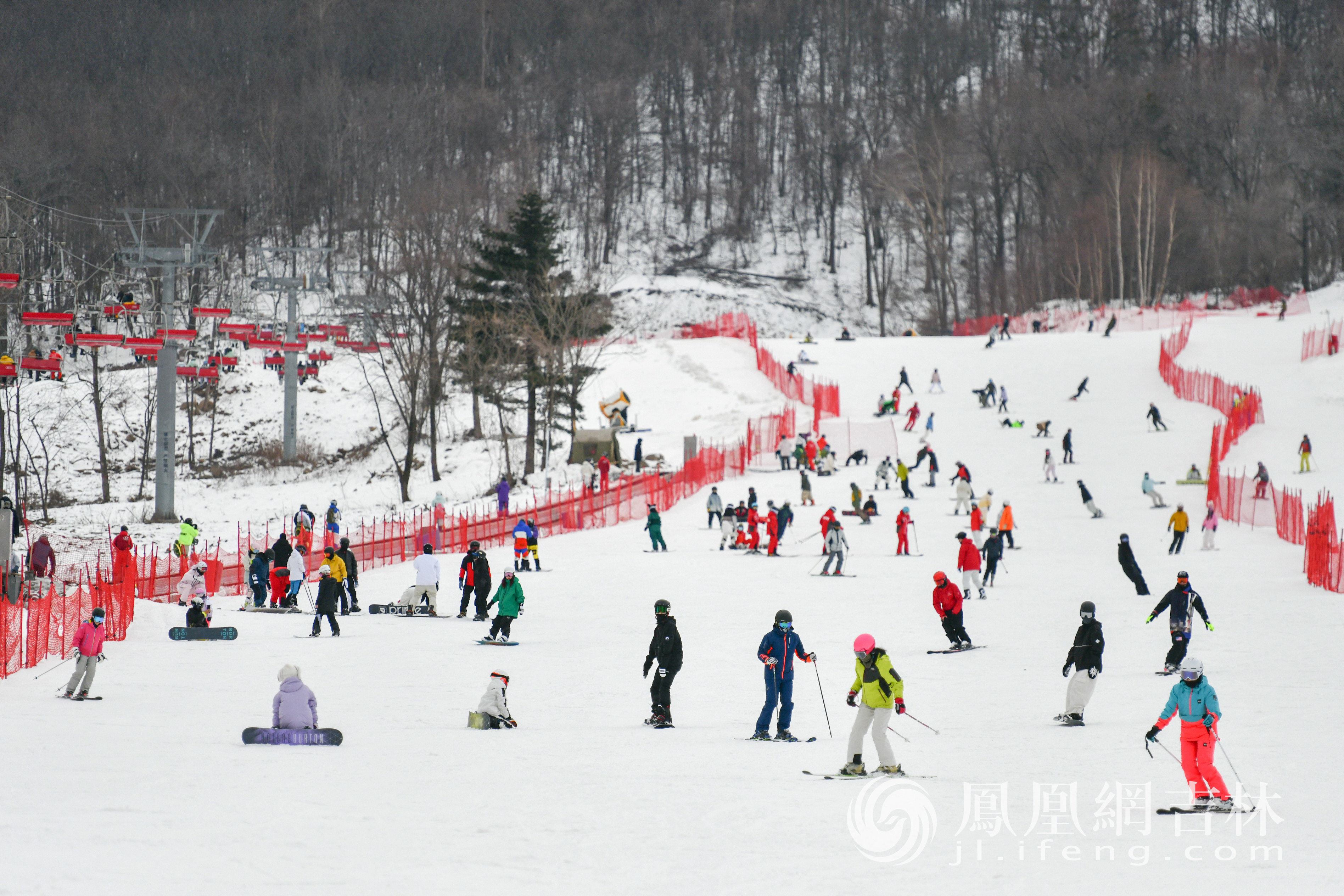 全国各地的滑雪爱好者在北大湖体验滑雪。凤凰网吉林 梁琪佳 摄