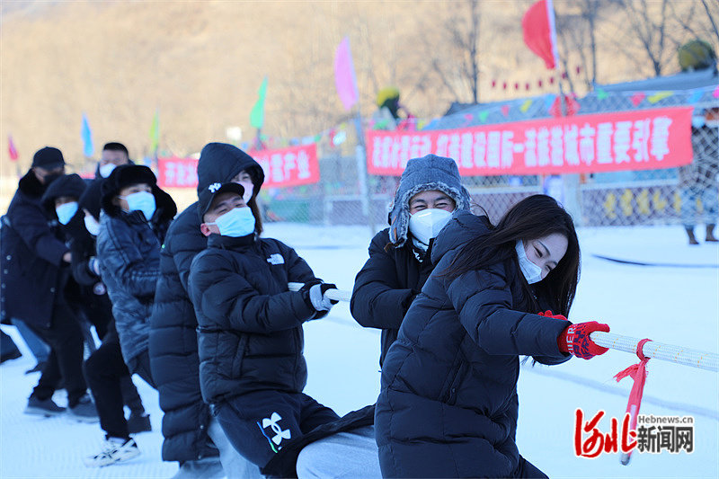 1月7日，秦皇岛市第七届全民健身趣味冰雪运动会在老君顶滑雪场举行。图为运动会现场。通讯员付莹莹摄