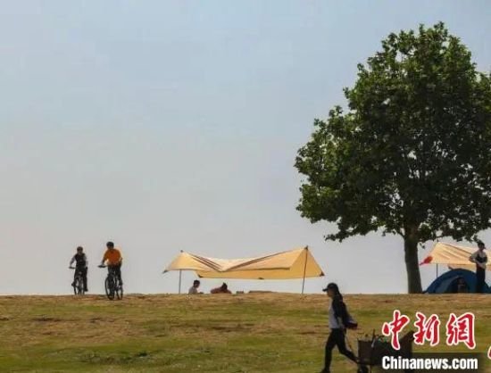 消费在南京经济发展中起到显著拉动作用。图为“露营经济”在南京持续走俏。　泱波　摄