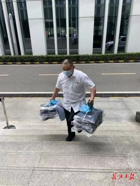 李光明用献血积分兑换书包。记者马慧洁 摄