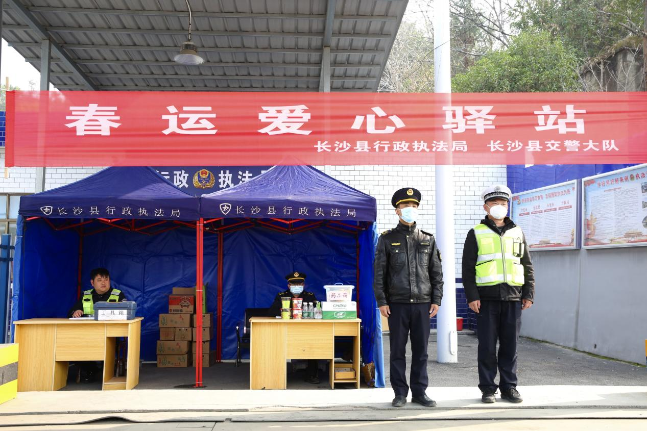 春运路上，执法人员坚守着，等待为过往旅客、司机送上暖心服务。均为 张译尹摄
