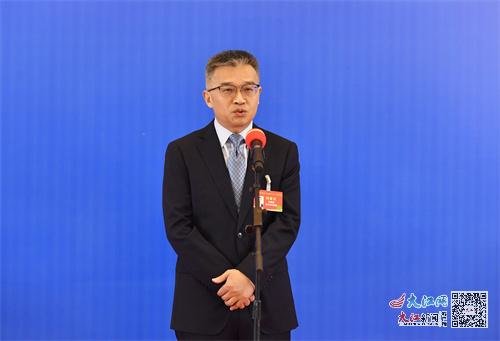 江西省科技厅党组书记、厅长宋德雄接受媒体采访（记者 王祺 摄）