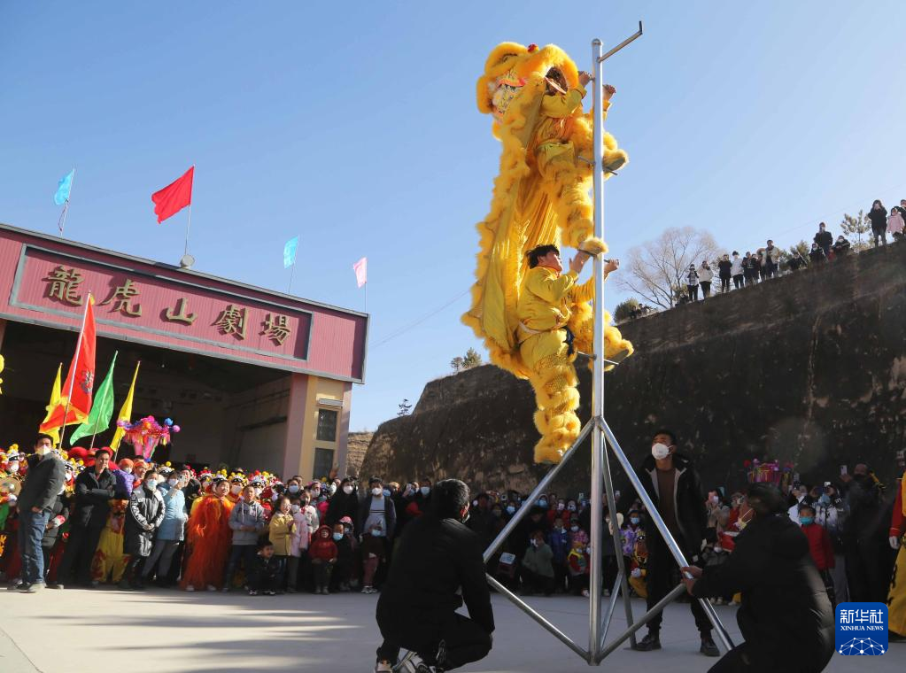 1月6日，甘肃省定西市安定区内官营镇万崖村社火队演练传统社火节目舞狮。