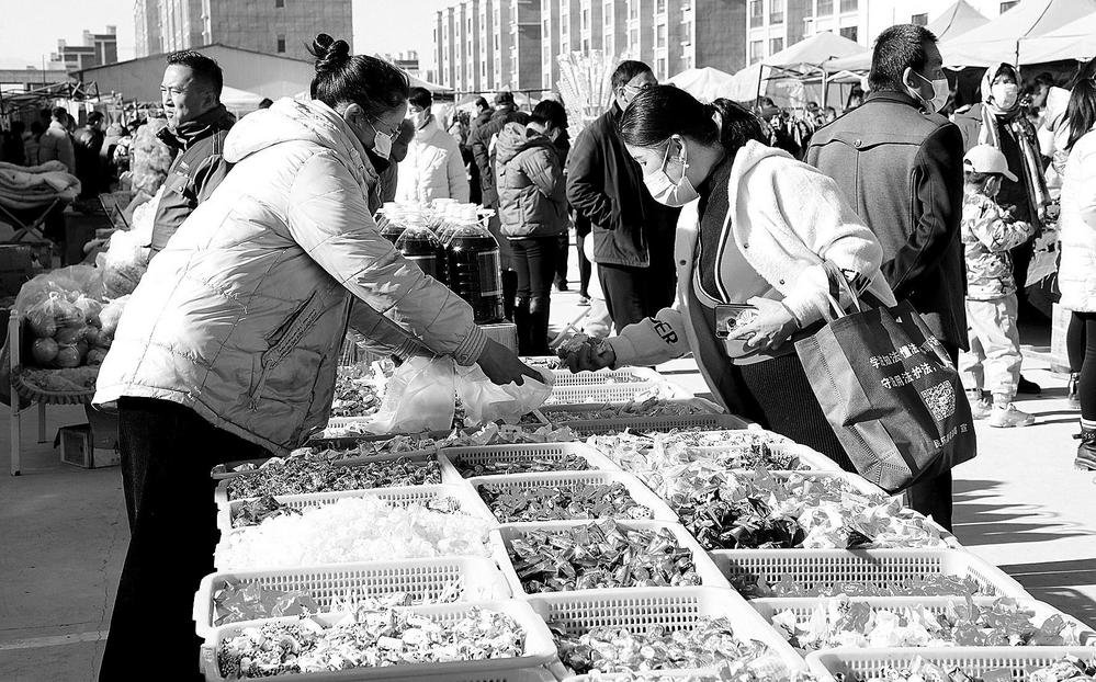 1月9日,民乐县乐民新城的农贸市场呈现出喜庆、繁忙景象,当地群众纷纷前来置办年货。新甘肃·甘肃经济日报通讯员 王晓泾 陈思宏 摄