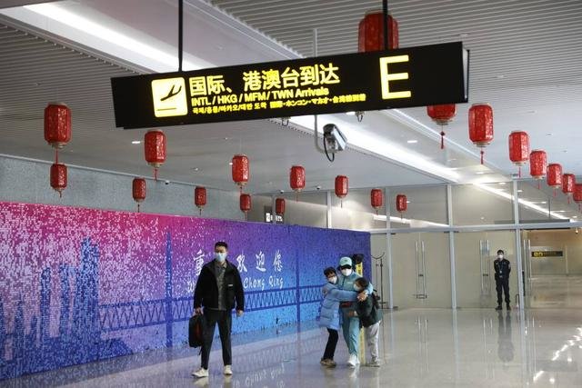 “乙类乙管”政策实施首日,重庆江北国际机场迎来首批入境不隔离旅客。江北机场新闻中心供图