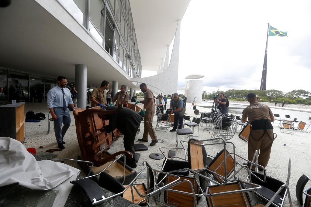 1月9日，在巴西首都巴西利亚，工作人员清理总统府普拉纳尔托宫遭到破坏的家具。新华社发（卢西奥·塔沃拉摄）