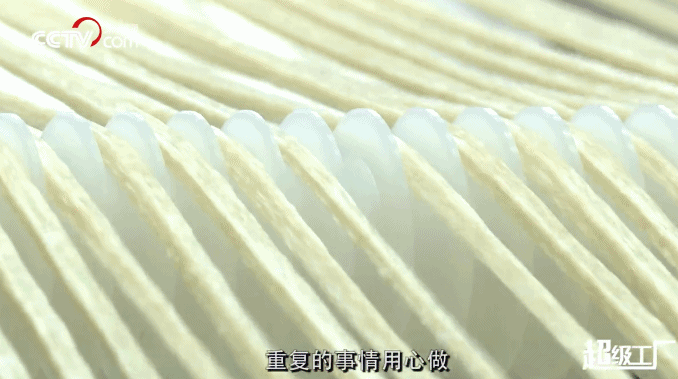 卫龙辣条的生产流程/图源： 《超级工厂》